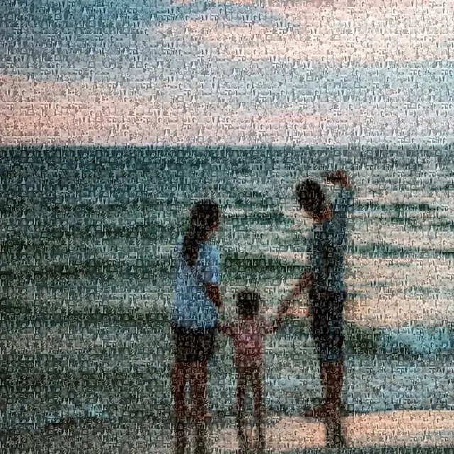 Beispiel: Familie mit Kind am Strand bei Sonnenuntergang als Fotomosaik aus vielen kleinen Fotos