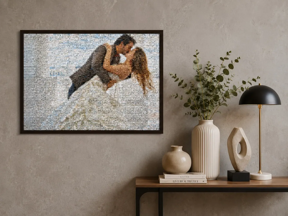 Beispiel: Hochzeitsfoto eines Paares als gerahmtes Fotomosaik an einer Wand